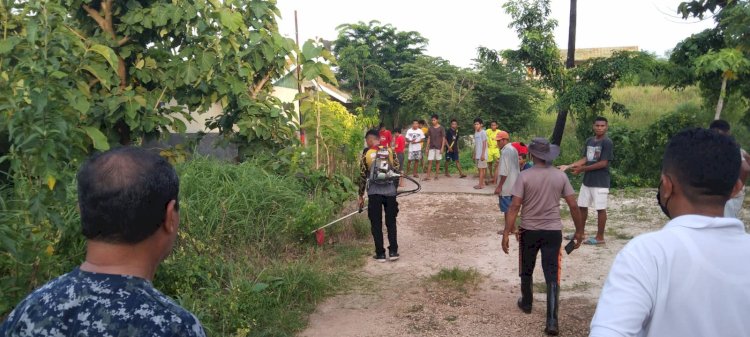Peduli Lingkungan, Unit Satwa Ditsamapta Polda NTT Gotong Royong Bersama Warga Kelurahan Liliba Bersihkan Lingkungan