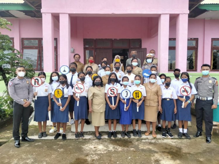 Budayakan Tertib Sejak Dini, Ditlantas Polda NTT Beri Dikmas Lantas Terhadap Siswa SMP di Kota Kupang