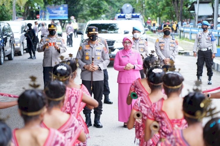 Kunjungi Polres Belu, Kapolda NTT dan Ketua Bhayangkari Daerah NTT Disambut Dengan Tarian Likurai