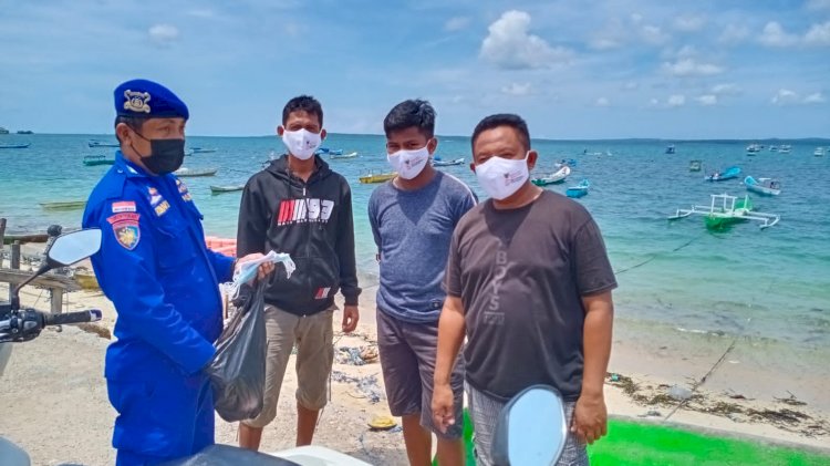 Ingatkan Bahaya Penyebaran Virus, Ditpolairud Polda NTT Edukasi Warga Kota Kupang Lewat Pembagian Masker