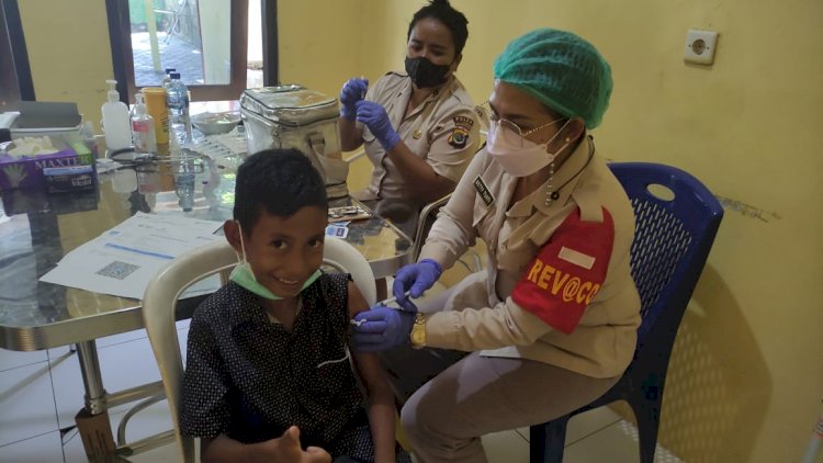 Upaya Menuntaskan Program Vaksinasi, Tim Vaksinator Biddokkes Polda NTT Gencar Lakukan Vaksinasi Dosis I Hingga III bagi Masyarakat