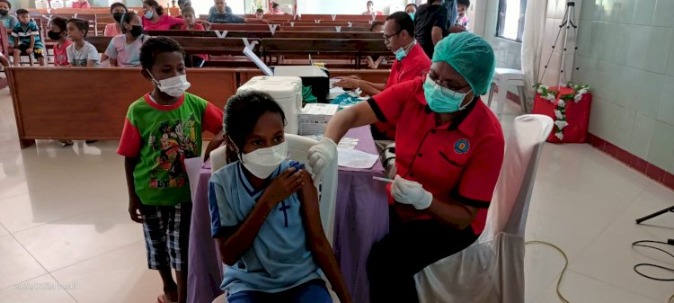10 Orang Tenaga Vaksinator RS Bhayangkara Gelar Percepatan Vaksin di GMIT Eden Kisbaki