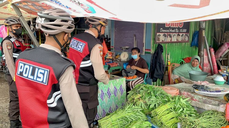 Personel UPRC Ditsamapta Polda NTT Patroli Kamtibmas Hingga Imbauan Prokes di Pasar Kasih Kota Kupang