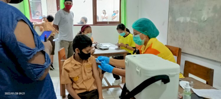 Percepatan Herd Immunity Untuk Usia Dini, RS Bhayangkara Gelar Vaksin di SD Advent Kota Kupang