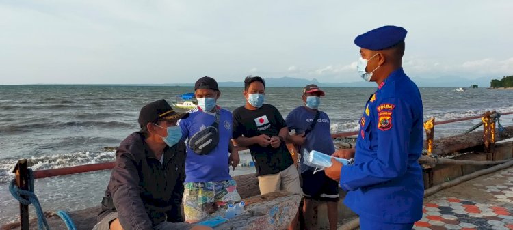 Tekan Penyebaran Virus, Ditpolairud Polda NTT Edukasi Warga Pesisir Kota Kupang Lewat Pembagian Masker