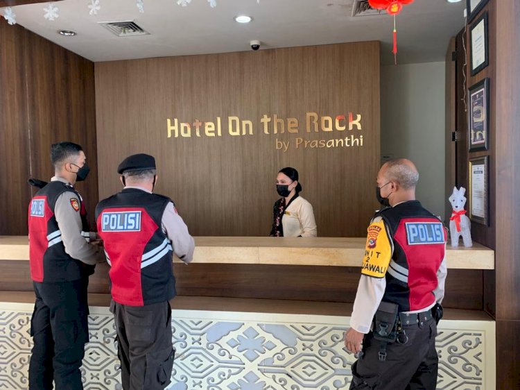 Wujudkan Situasi Aman dan Kondusif, Turjawali Ditsamapta Polda NTT Patroli Sambang Dialogis ke Sejumlah Hotel di Kota Kupang
