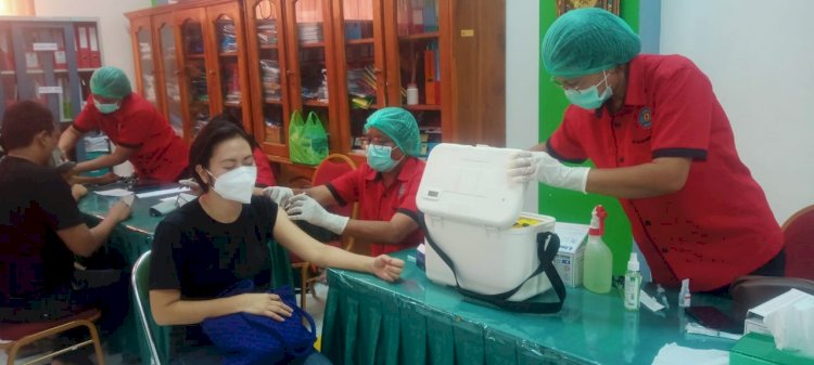 RSB Titus Uly Kupang Kerahkan 12 Orang Tenaga Vaksinator Layani Vaksinasi Masyarakat Kota Kupang