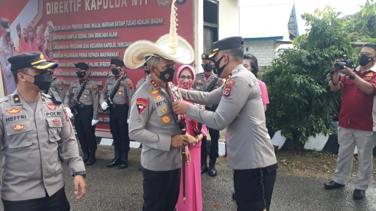 Tiba di Polres Paling Selatan NKRI, Kapolda NTT Disambut Dengan Acara Adat Rote Ndao Pemakaian Topi Ti'i Langga
