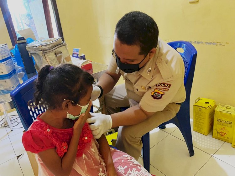 Sukseskan Program Nasional, Tim Vaksinator Biddokkes Polda NTT Terus Lakukan Vaksin bagi Masyarakat