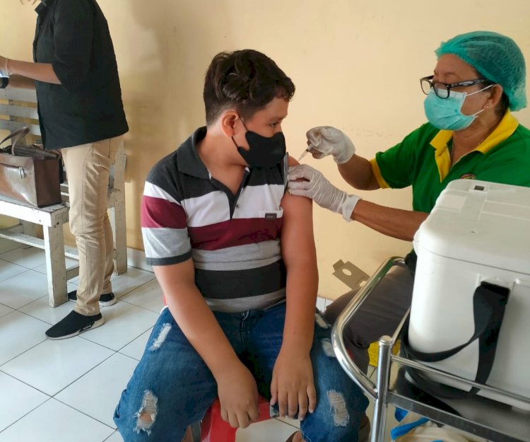 Ikut Program Pemerintah, Ratusan Masyarakat Jalani Vaksin di RS Bhayangkara Mulai Dari Dosis I Hingga Dosis III