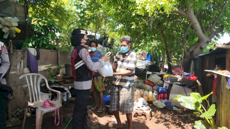 Jumat Berkah, Srikandi Ditsamapta Polda NTT Bagi Sembako dan Masker di Kampung Pemulung