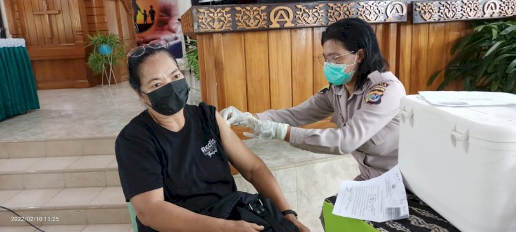 RS Bhayangkara Gadeng GMIT Nazaret Gelar Vaksinasi Bagi Masyarakat Kota Kupang