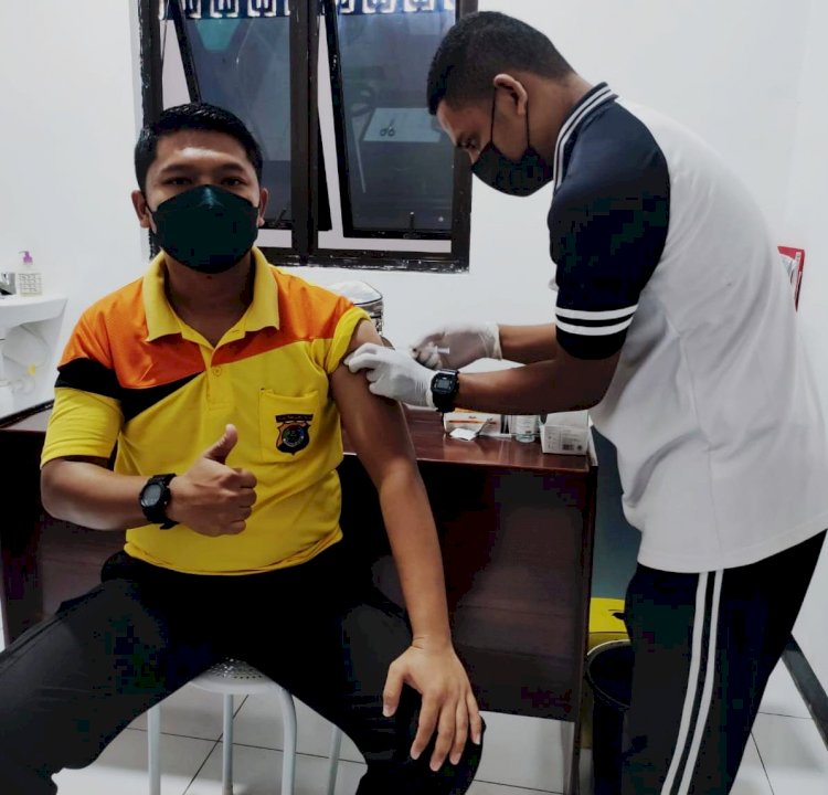 Tingkatkan Imunitas, Biddokkes Polda NTT Gelar Vaksinasi Dosis III Bagi Anggota Polri dan Masyarakat
