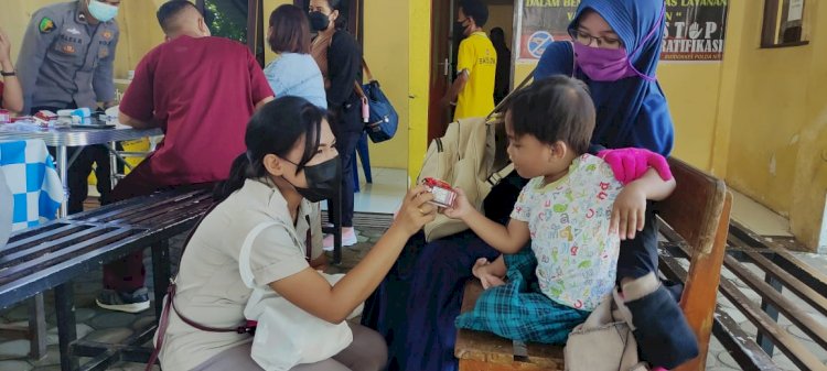 Ikuti Vaksinasi, Anak-anak Diberi Kado Valentine dari Tim Vaksinator Polda NTT