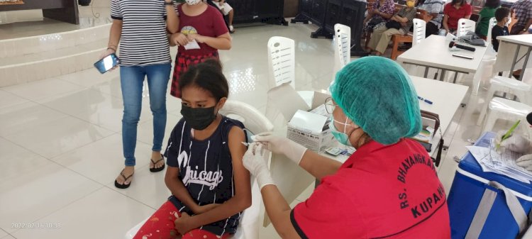Ratusan Masyarakat Ikut Percepatan Vaksinasi Yang Digelar RS Bhayangkara di GMIT Moria Liliba