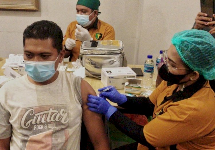 Tim Vaksinator Biddokkes Polda NTT Beri Pelayanan Vaksinasi Bagi Para Pelaku Pariwisata di Kota Kupang