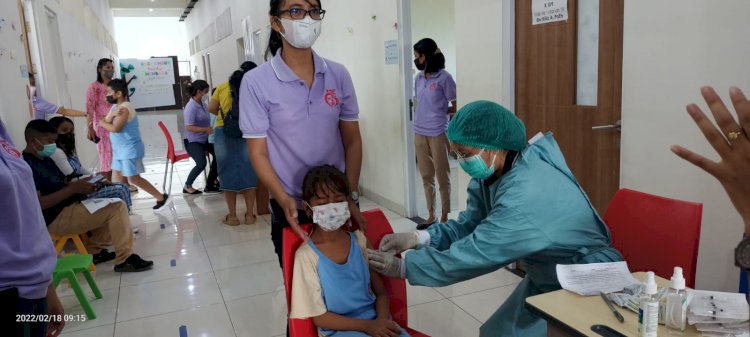 Gencar Lakukan Percepat Vaksinasi Anak, RS Bhayangkara Kupang Sasar Dua Sekolah Dasar