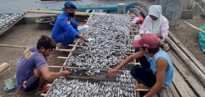 Beri Imbauan Secara Humanis, Personel Ditpolairud Polda NTT Ingatkan Nelayan Sikka Pentingnya Disiplin Prokes Saat Beraktivitas
