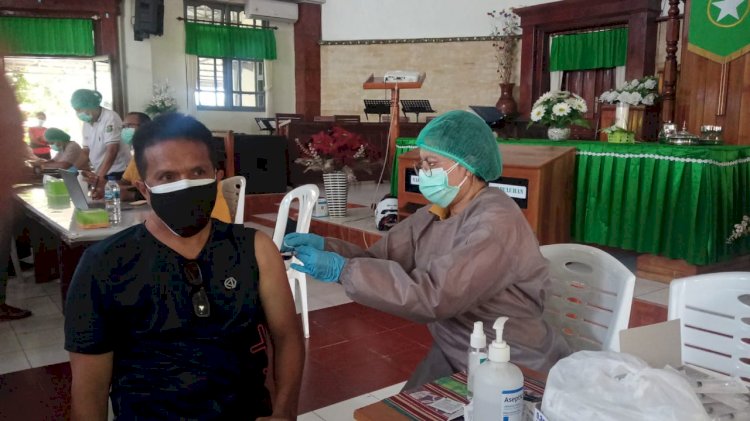 14 Petugas Vaksinator RS Bhayangkara Gelar Percepatan Vaksin Dosis I Hingga Dosis III di GMIT Maranatha