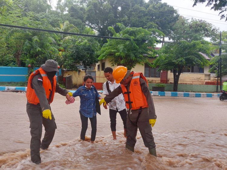 Curah Hujan Tinggi di Kota Kupang, Kapolda NTT Kerahkan Anggota Bantu Masyarakat di Daerah Berpotensi Banjir