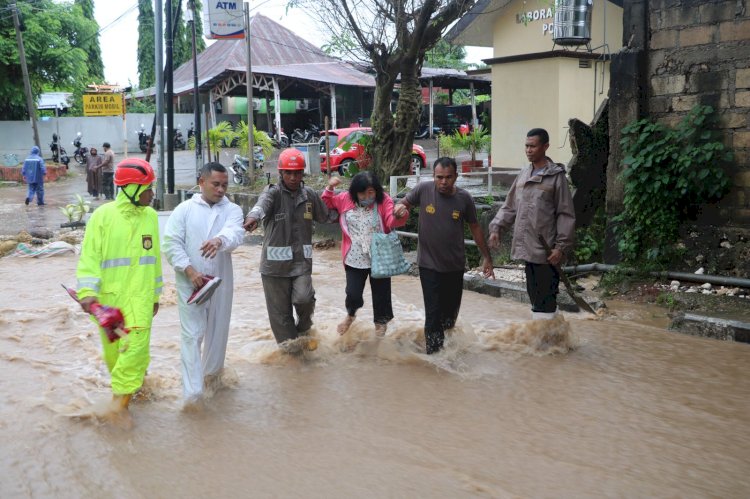 Banjir terjadi akibat luapan kali tepatnya di Samping RSB Titus Uly Kupang jalan pun sulit dilewati, warga yang hendak melintas pun harus dibantu oleh Anggota Ditsamapta dan Biddokkes Polda NTT