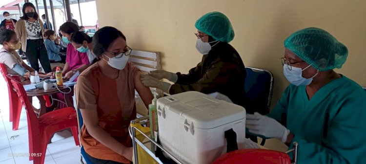 RSB Titus Uly Kupang Kerahkan Tujuh Orang Tenaga Vaksinator Layani Vaksinasi