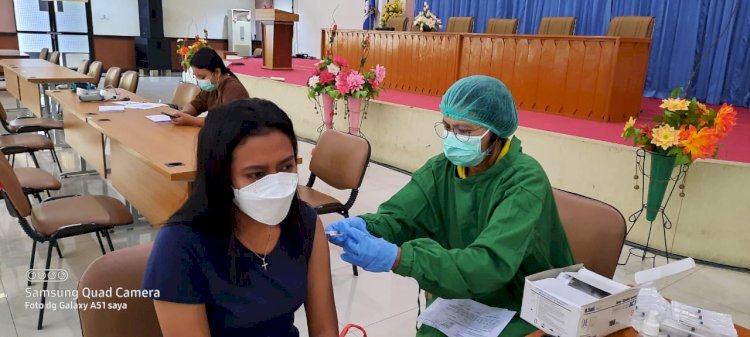 11 Tenaga Vaksinator RSB Titus Uly Kupang Layani Vaksinasi di Politeknik Negeri