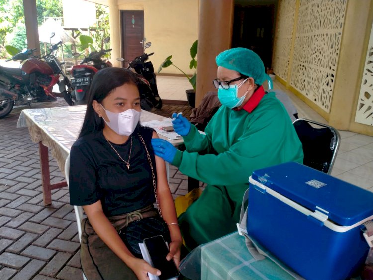 Beri Pelayanan Vaksinasi, RS Bhayangkara Suntik Ratusan Masyarakat di Gereja ST. Maria Assumpta