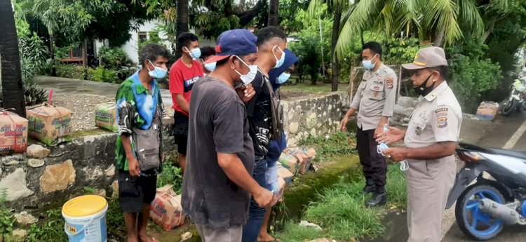 Menumbuhkan Kesadaran Warga Pentingnya Prokes, Personel Ditbinmas Polda NTT Bagikan Masker Gratis di Kelurahan Bonipoi