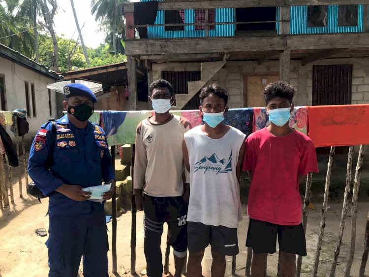 Cegah Penyebaran Virus di Daerah Pesisir Mabar, Personel Ditpolairud Polda NTT Edukasi Warga Dengan Pemberian Masker