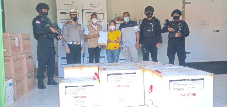 16 Koli Vaksin Dari Pemerintah Pusat Tiba di Kupang, Dikawal Ketat Oleh Puluhan Personel Polda NTT