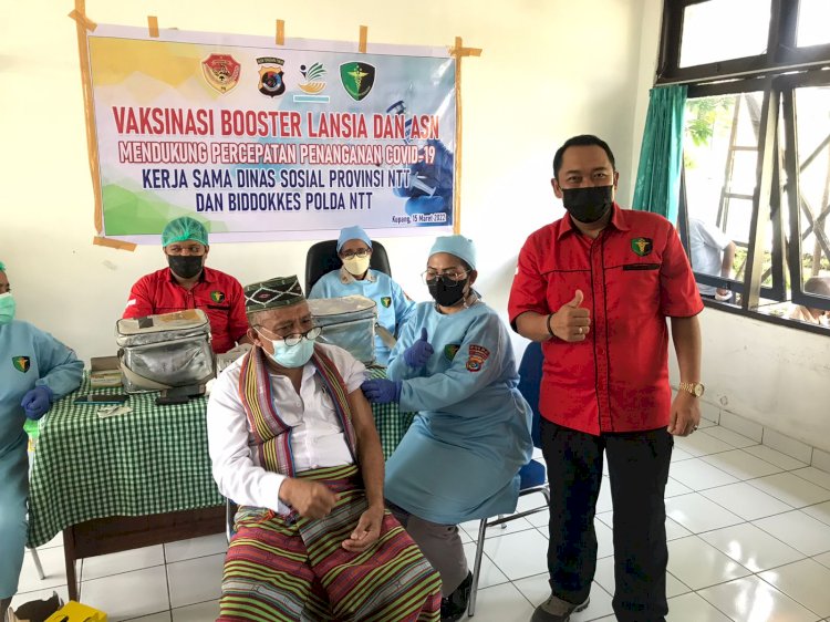 Gandeng Dinas Sosial, Biddokkes Polda NTT Suntik Ratusan Dosis Vaksin Covid-19 ke Masyarakat Kota Kupang