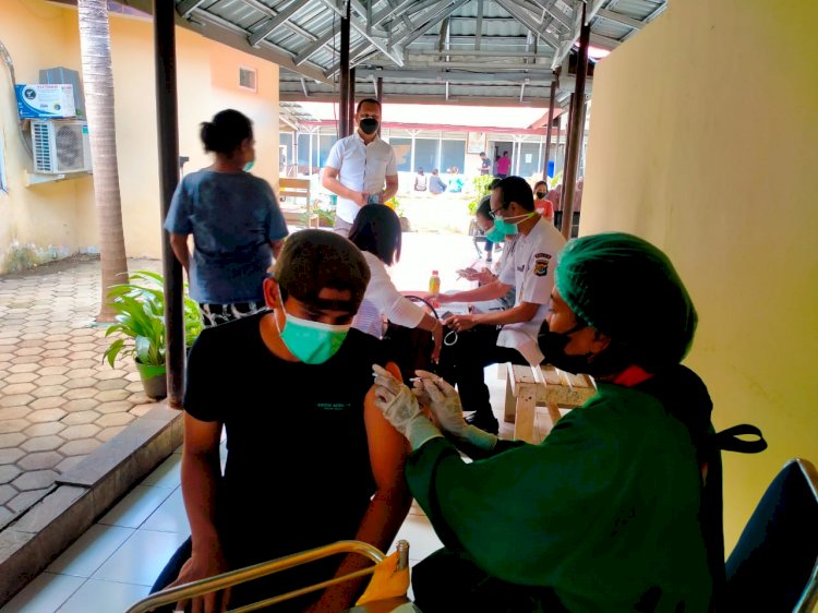 Dukung Program Pemerintah, Tim Vaksinator RSB Suntik Vaksin Pfizer ke Puluhan Masyarakat Kota Kupang