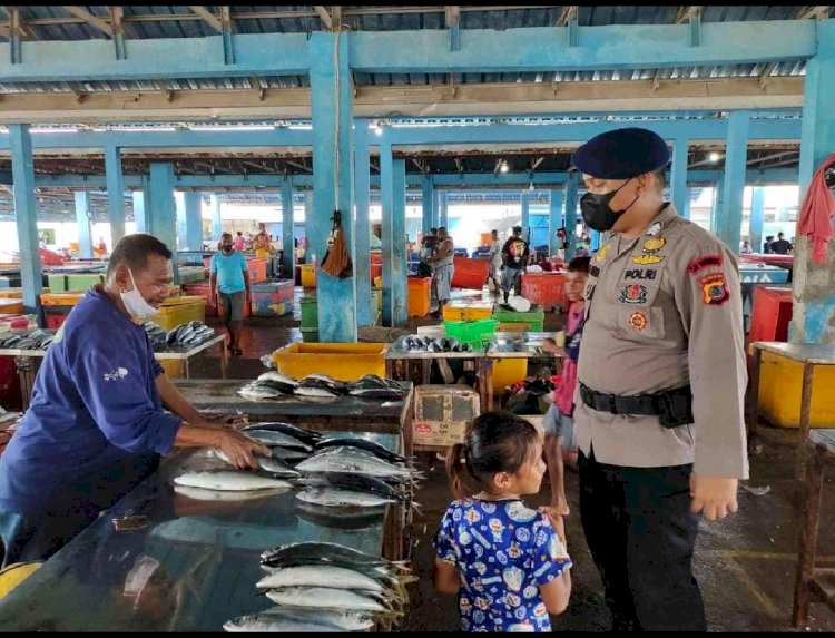 Patroli ke TPI Oeba, Tim Subsatgas Brimob Ops Aman Nusa II Turangga Polda NTT Ingatkan Masyarakat Tetap Menggunakan Masker
