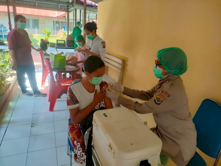 Puluhan Masyarakat Antusias Ikut Vaksinasi di RS Bhayangkara Titus Uly Kupang