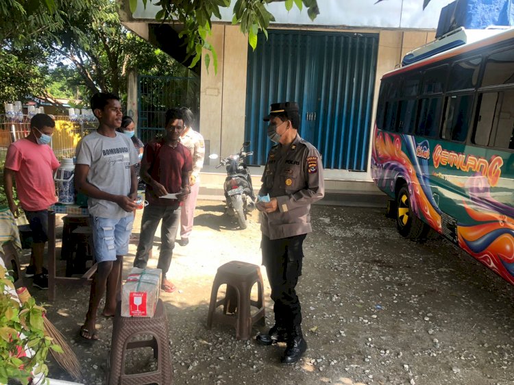 Beri Edukasi Prokes Covid 19, Satgas Binmas Operasi Aman Nusa Turangga 2022 Bagi-Bagi Masker