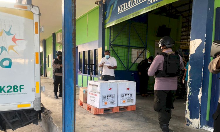 Personel Polda NTT Kawal Ketat Kedatangan 3.800 Vial Vaksin Pfizer di Kupang yang Didistribusikan oleh Pemerintah Pusat