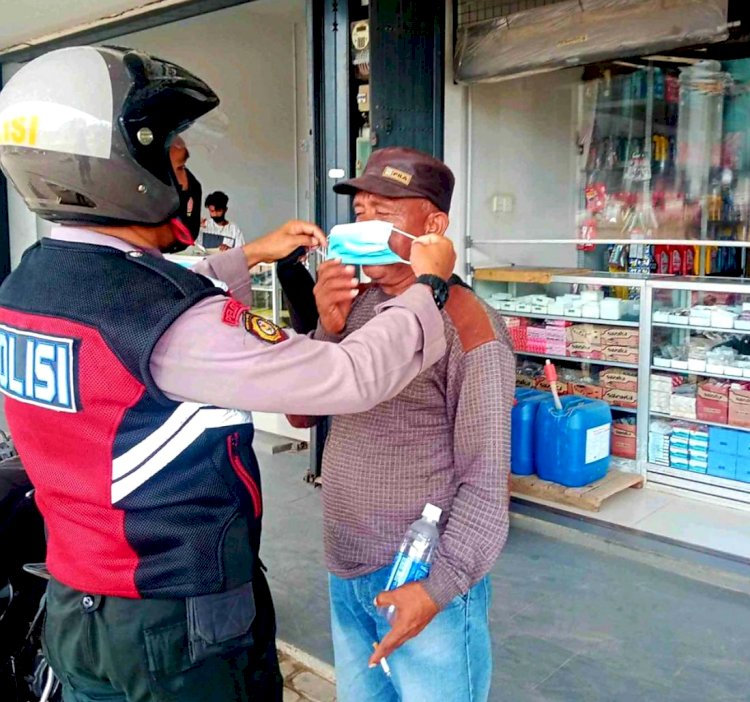 Sasar Pusat Perbelanjaan, Satgas Kepatuhan Prokes Ops Aman Nusa Turangga Gelar Patroli dan Bagikan Masker