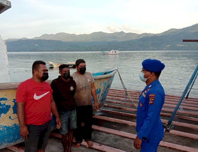 Patroli Pembinaan di Wilayah Pesisir Flotim, Personel Ditpolairud Polda NTT Ingatkan Warga Waspadai Cuaca Buruk Saat Berlayar