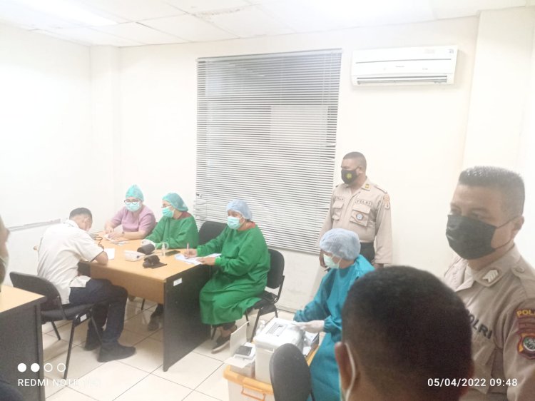 Pengamanan Vaksinasi di sejumlah Gerai di Kota Kupang, Subsatgas 3 Ops Aman Nusa II Turangga Ingatkan Prokes kepada Warga