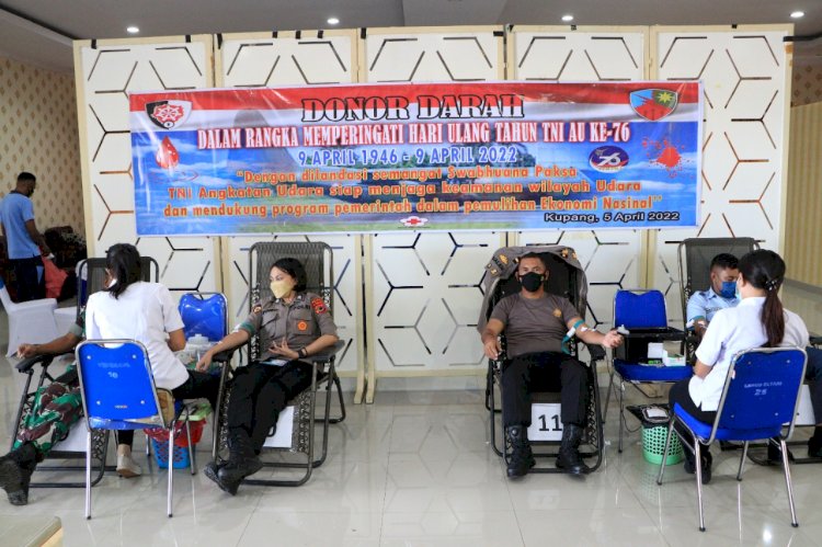 Personel Polda NTT Ikut Berpartisipasi Pada Kegiatan Donor Darah Dalam Rangka HUT ke-76 TNI AU