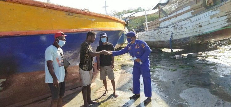 Tekan Penyebaran Covid-19, Personel Ditpolairud Polda NTT Bagikan Masker Gratis di Wilayah Pesisir Kota Kupang