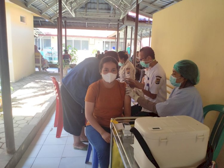 Bentuk Kekebalan Kelompok, Puluhan Masyarakat Jalani Vaksin Covid-19 di RS Bhayangkara Kupang