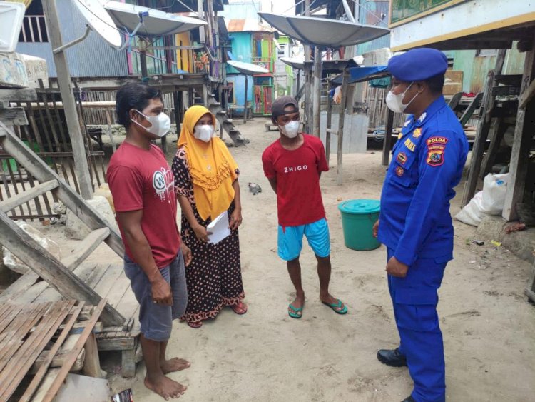 Patroli Wilayah Pesisir Mabar, Personel Ditpolairud Polda NTT Edukasi Warga Pentingnya Biasakan Pola Hidup Sehat