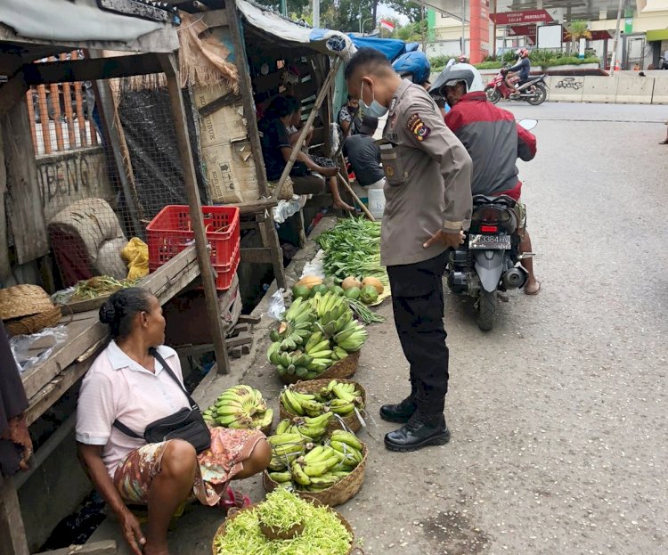 Sosialisasi dan Imbauan Tentang Prokes, Tim Satgas Binmas Ops Aman Nusa II Turangga Sambangi Pedagang Pasar Kasih Naikoten