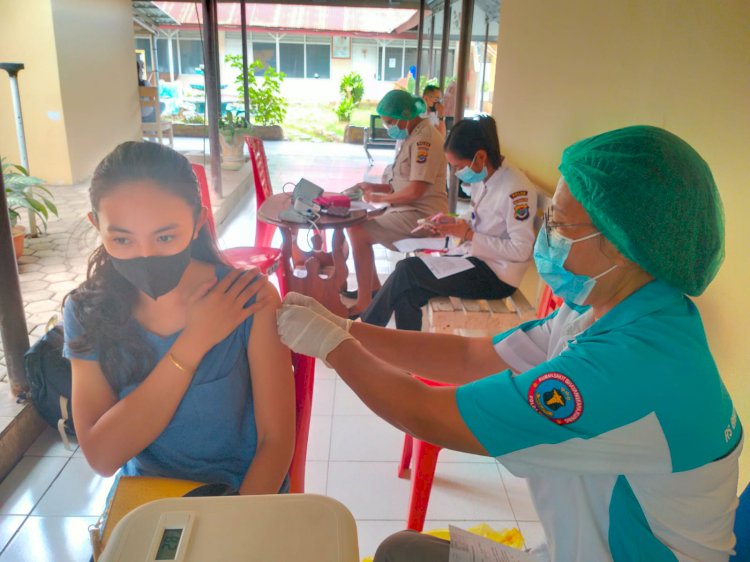 RS Bhayangkara Kupang Terus Masifkan Pelayanan Vaksinasi Bagi Masyarakat Kota Kupang