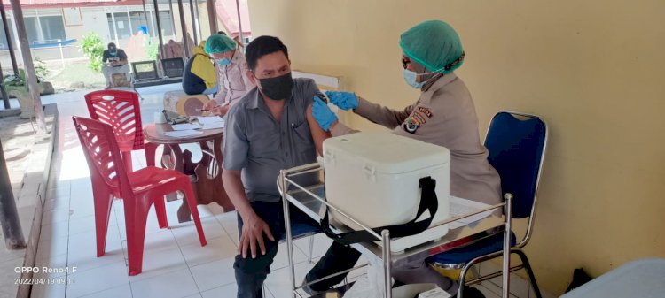 Percepat Target Vaksinasi Tim Vaksinator RSB Titus Ully Kupang Layani Vaksin Covid 19 Bagi Masyarakat Kota Kupang