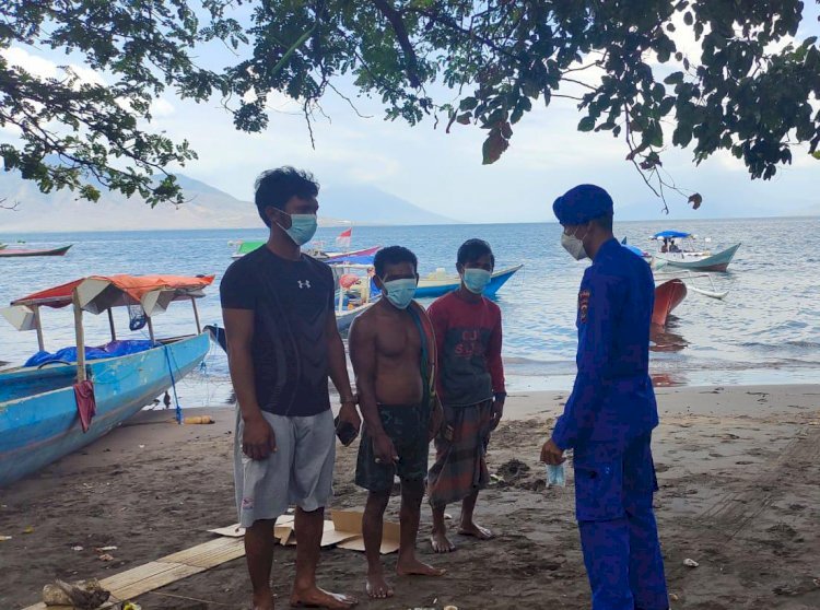 Personel Ditpolairud Polda NTT Ingatkan Warga Pesisir Flotim Pentingnya Membiasakan Pola Hidup Sehat