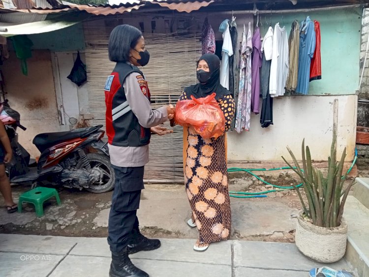 Berbagi Kasih, Srikandi Ditsamapta Polda NTT Berikan Bingkisan Idul Fitri kepada Warga Kampung Solor