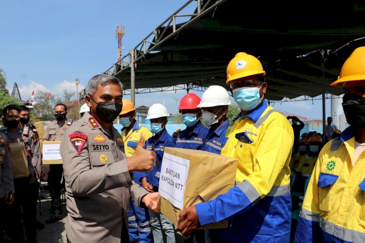 Peringati Hari Buruh Nasional, Kapolda NTT Beri Bantuan Sosial kepada Para TKBM Pelabuhan Tenau Kupang